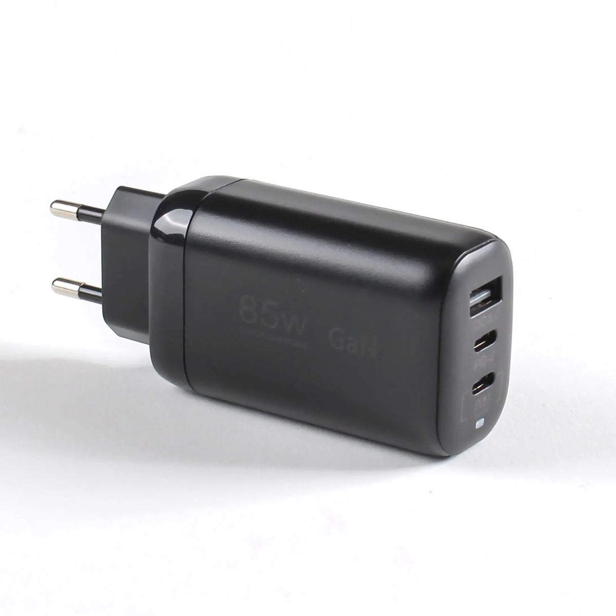 A Three-Port Super Fast Charging System with a Total Power of 85W, Suitable for Laptops, Mobile Phones and Game Consoles